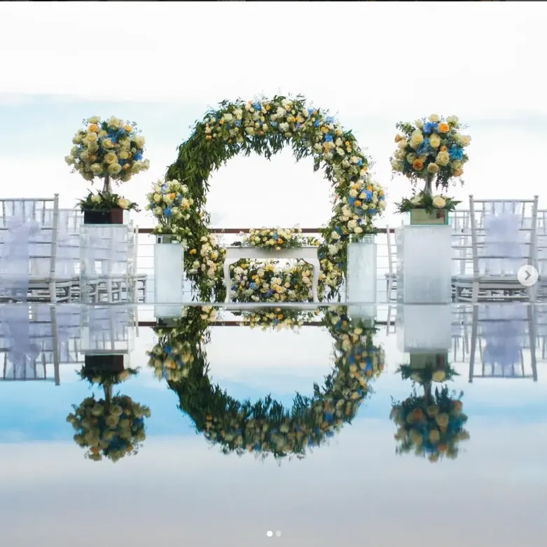 Florist Bali Wahana Bali Flora merangkai hand bouquet di studio toko bunga Kuta, Bali
