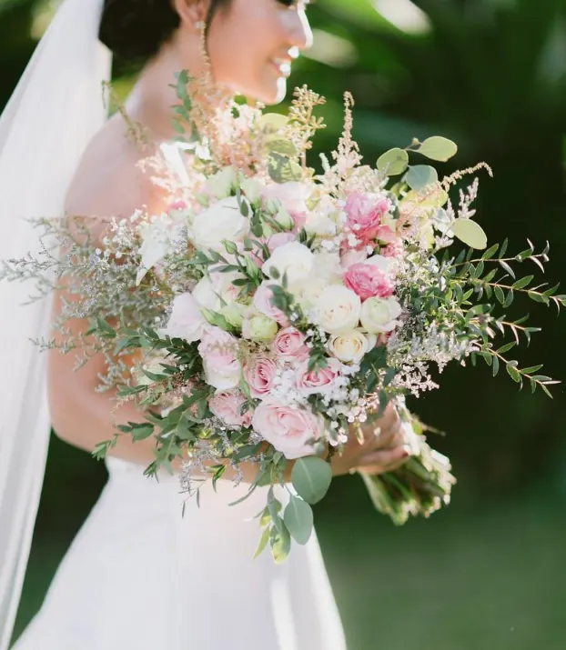 Buket pengantin mawar putih dan peony oleh wedding florist Bali Wahana Bali Flora