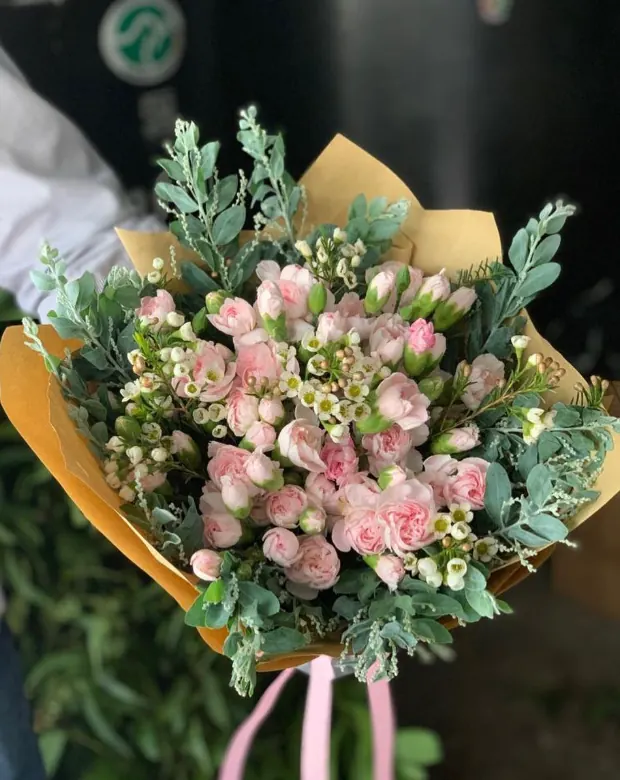 Wedding florist Bali dekorasi pernikahan mawar putih di resort tepi pantai Bali oleh Wahana Bali Flora