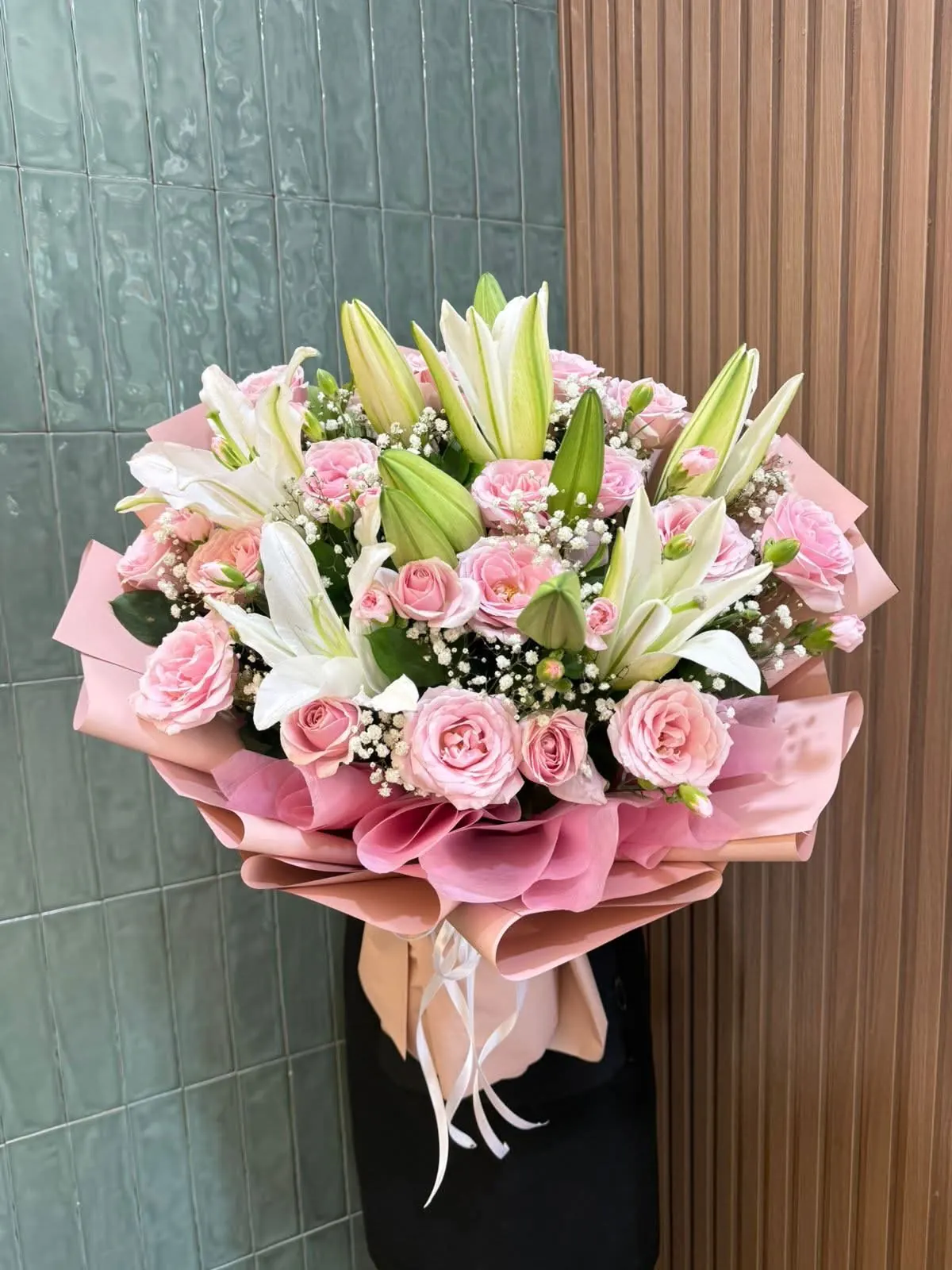 Tim florist Bali Wahana Bali Flora mengikat pita hand bouquet di toko bunga Kuta