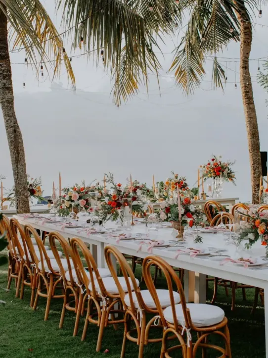 Centerpiece bunga tropis event decoration Bali untuk jamuan makan malam oleh Wahana Bali Flora